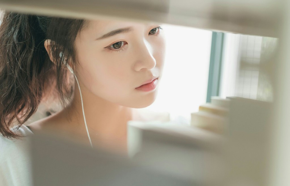没有一宗友情是地久天长的。人们在你的生活里来去如流，有时，友情的过程是短暂的，有限的。